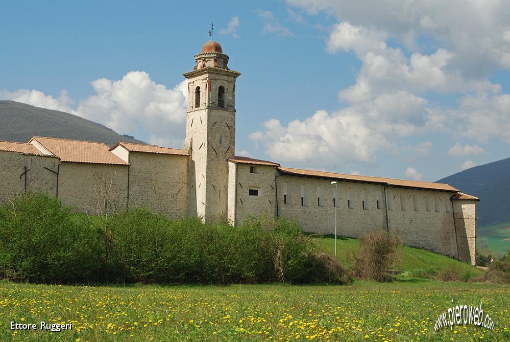 22 - Norcia, fuori dalle mura ....JPG